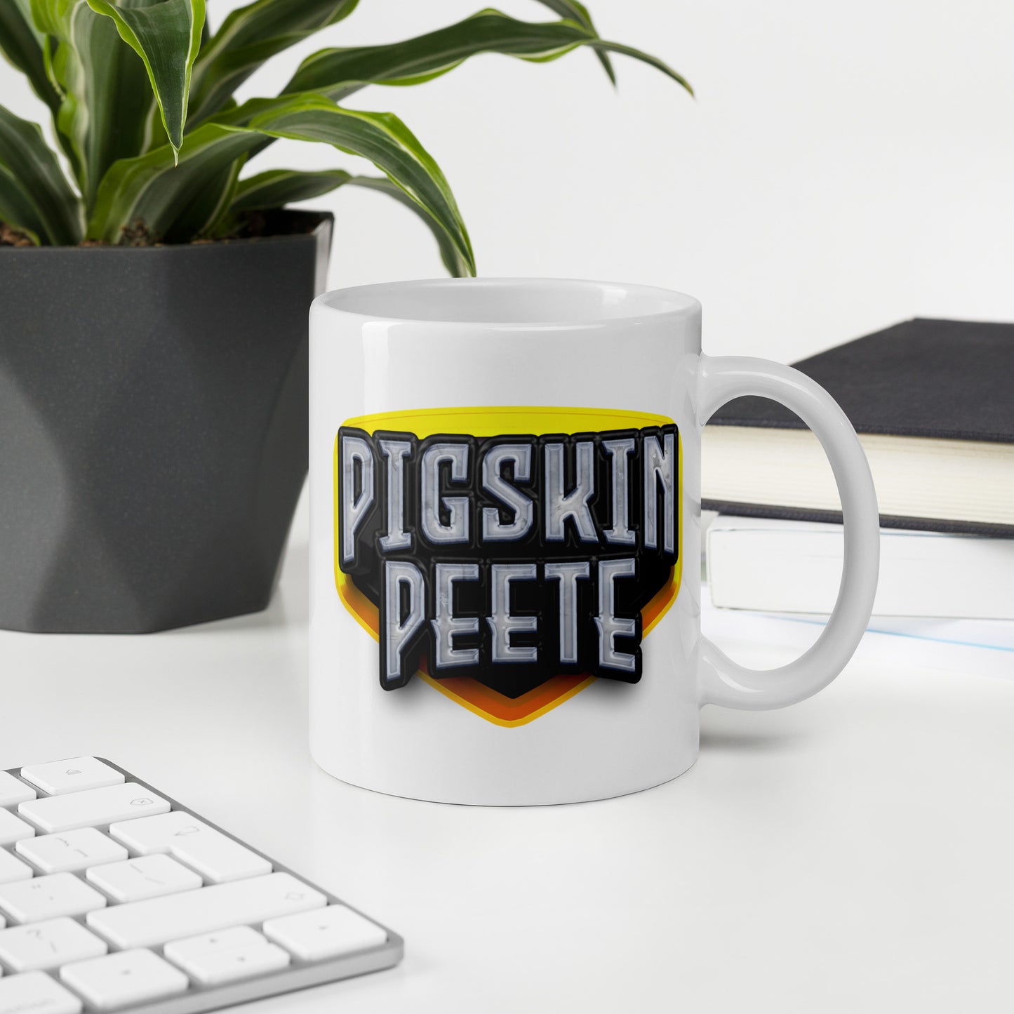 White glossy Pigskin Peete mug